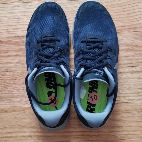 NEW NIKE RUNNING SHOES - Picture 3 of 5